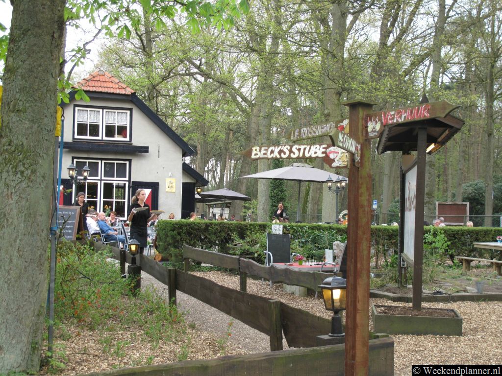In de bossen rond Oisterwijk liggen veel boscafés en restaurants. Op de foto zie je het boscafé van het recreatiebedrijf Piet Plezier in Oisterwijk. Adres: Piet Plezier, Oirschotsebaan 6, Streekpark Klein Oisterwijk.
